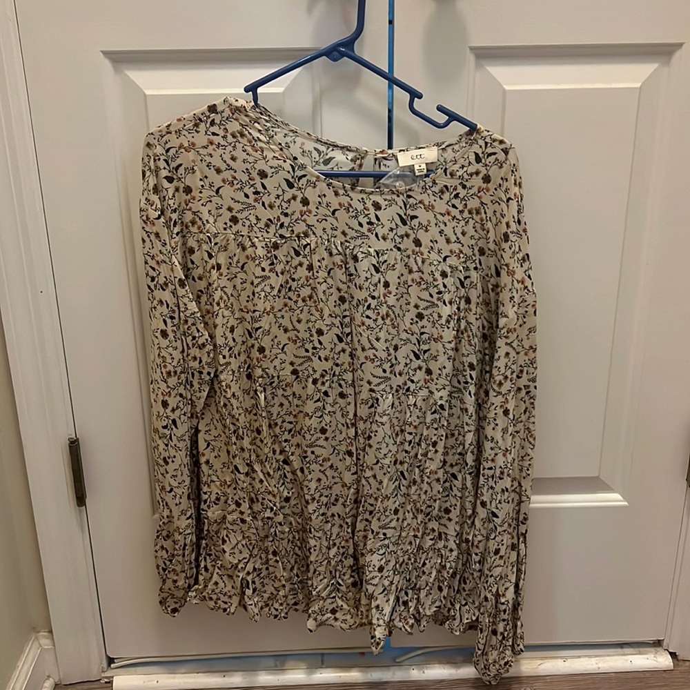 Flowy floral top! Beige with earth tone flowers.